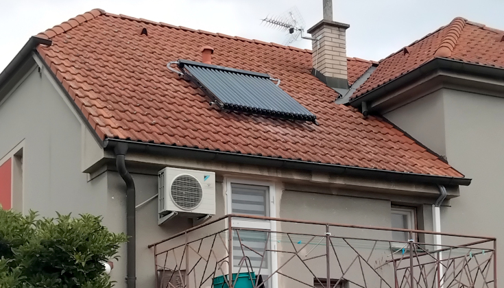 Solární kolektory dokážou šetřit energii i v zimě. Zjistěte, proč se termický ohřev vody vyplatí po celý rok s podporou dotací.